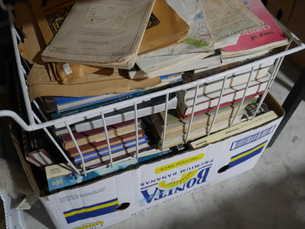 Books and maps Image 1++