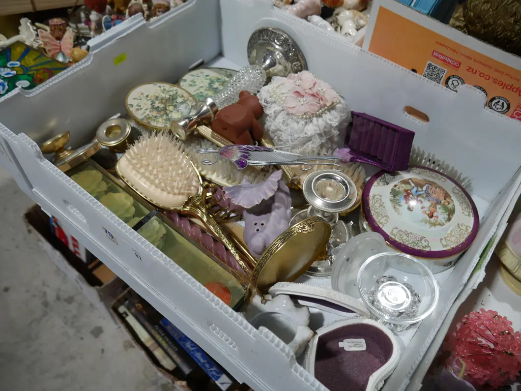 Hairbrush sets, nicnacks Image 1++