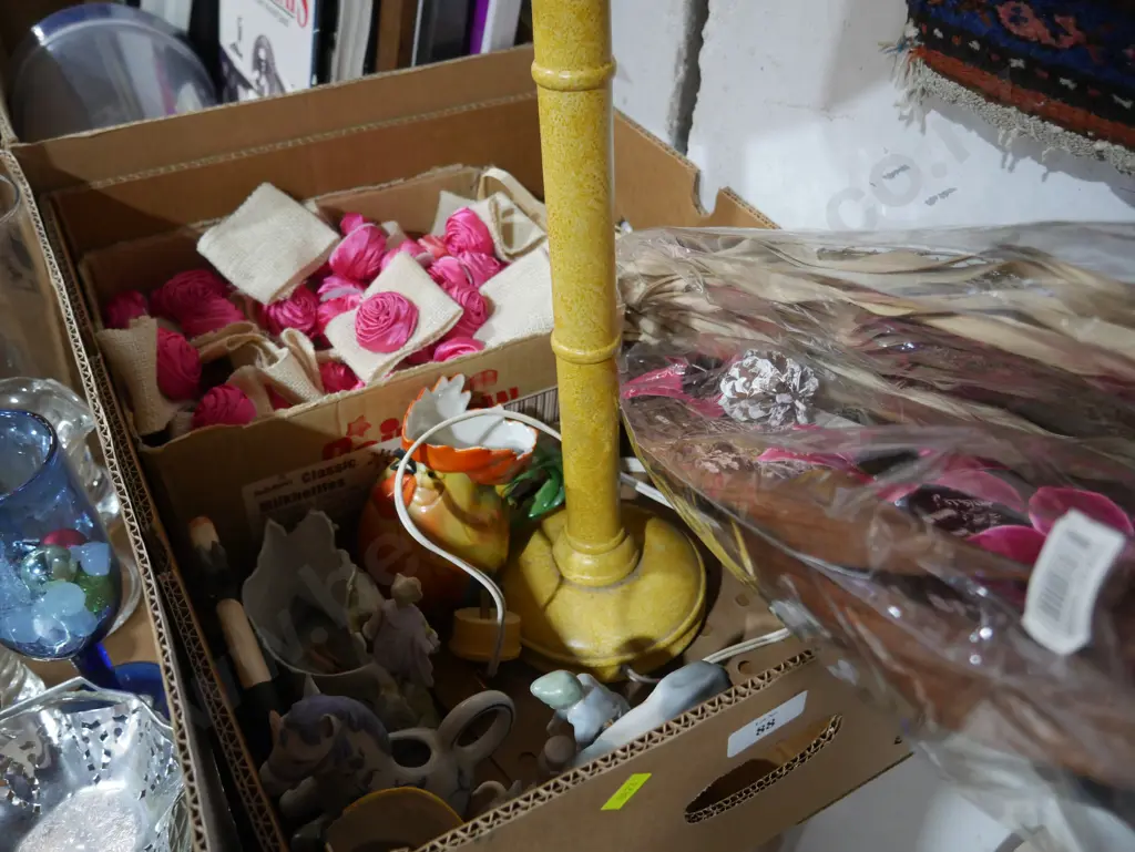 Table lamp, roses, sundries Image 1++