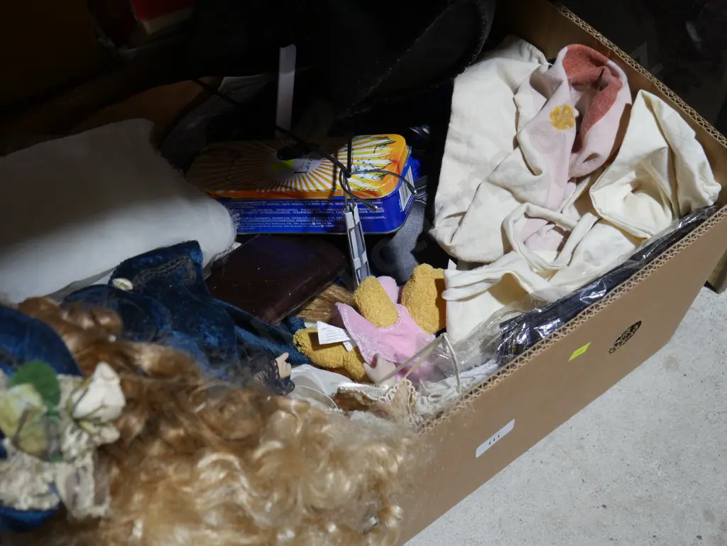 Cowboy hat, dolls etc Image 1++