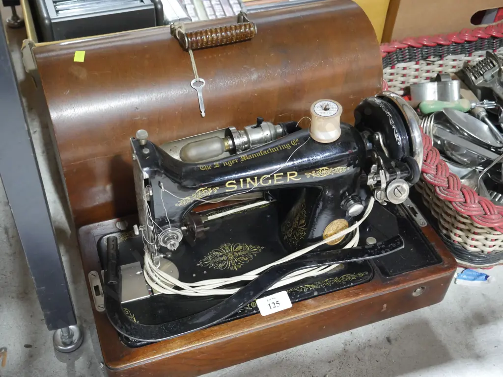 Singer sewing machine Image 1++