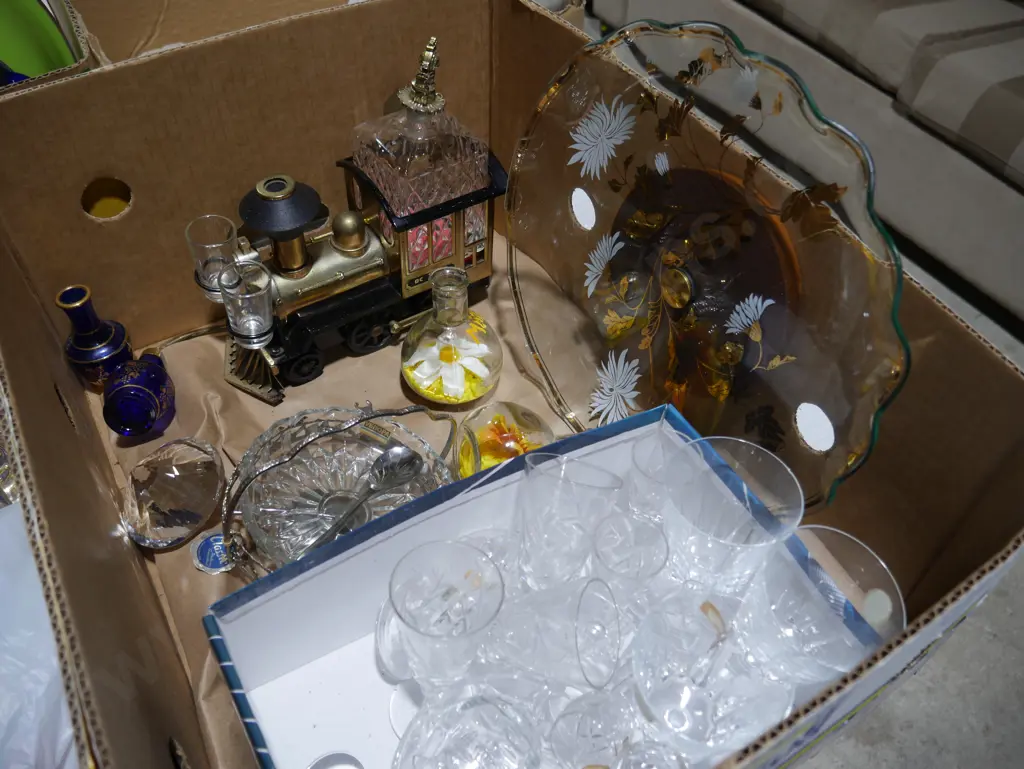 Train decanter, glassware Image 1++
