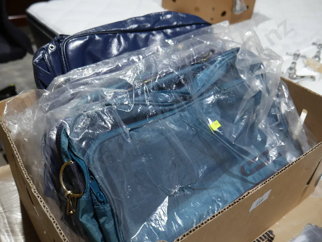 Air New Zealand bags Image 1++