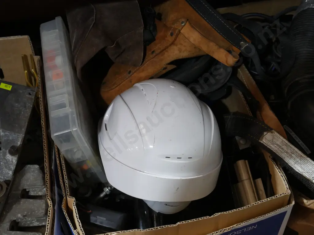 Helmet, knee pads etc Image 1++