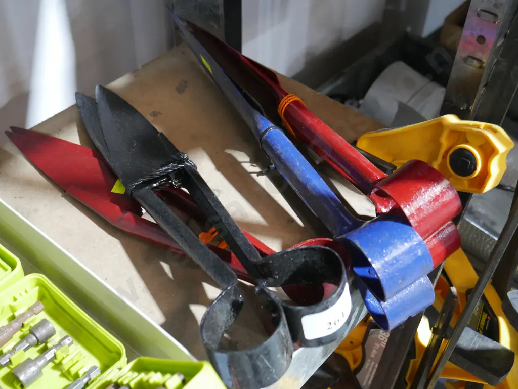 4 shears Image 1++