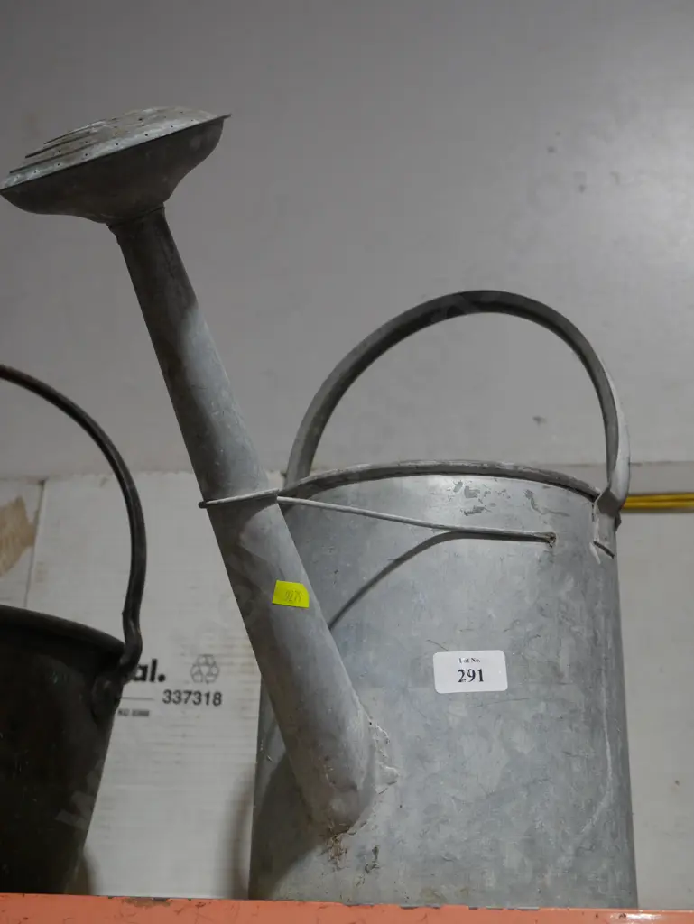 Tin watering can Image 1++