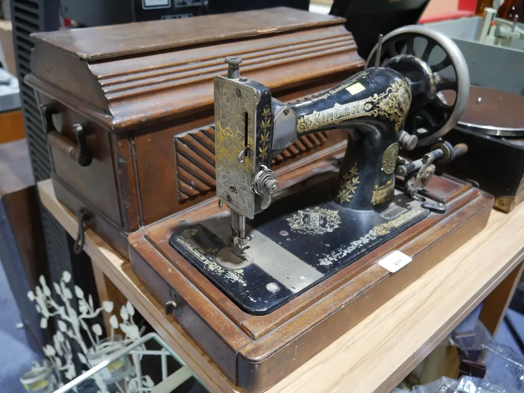Hand crank Singer sewing machine Image 1++