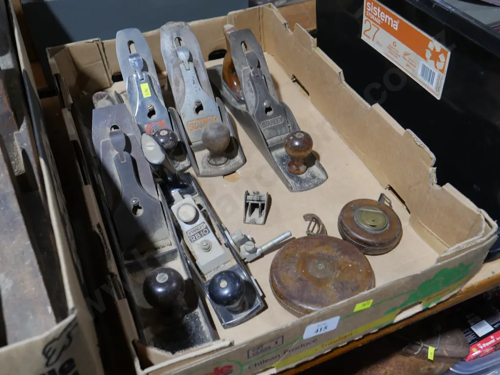 Wood planes and measuring tapes Image 1++