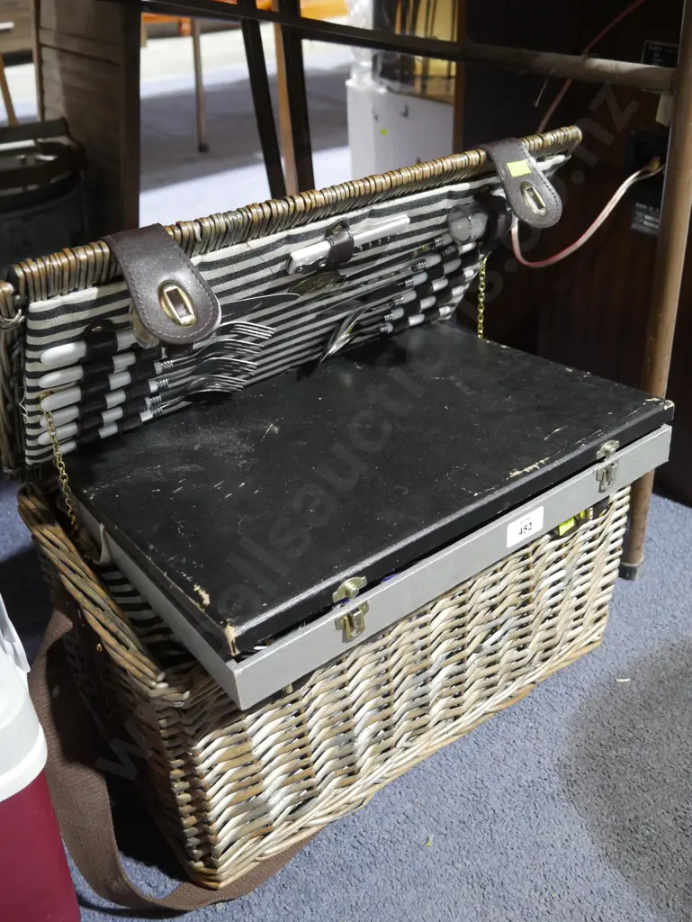 Picnic set and cutlery set Image 1++