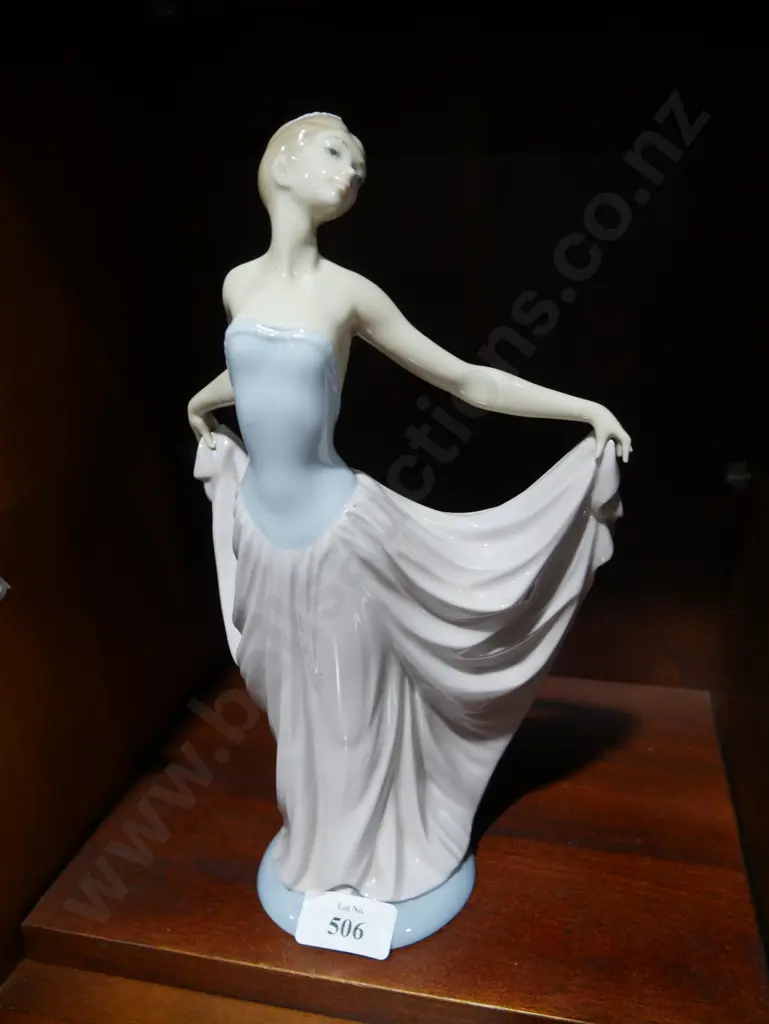 Llardro lady figurine Image 1++