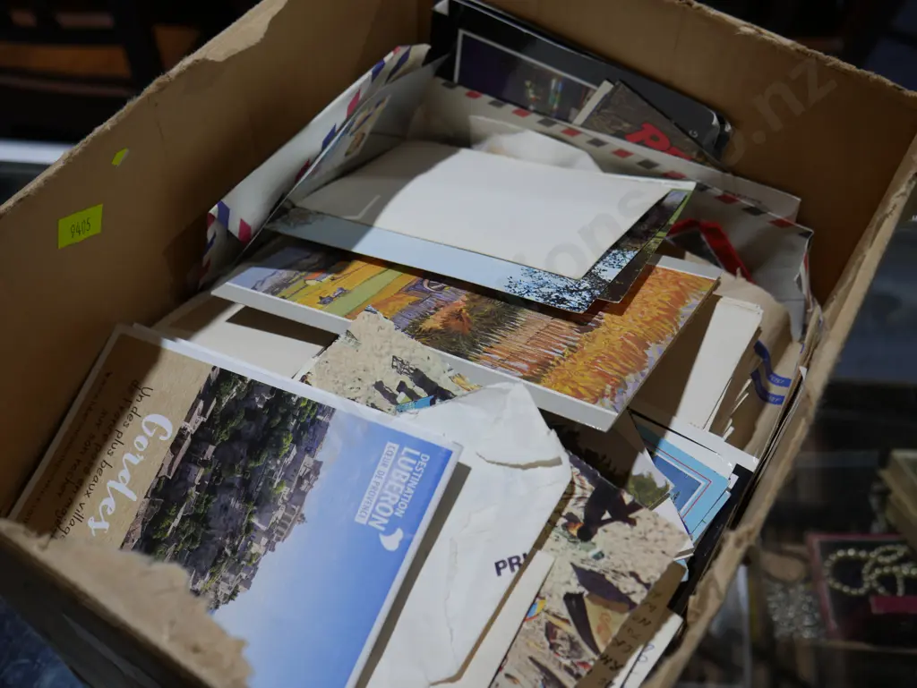 Assorted post cards and loose stamps Image 1++