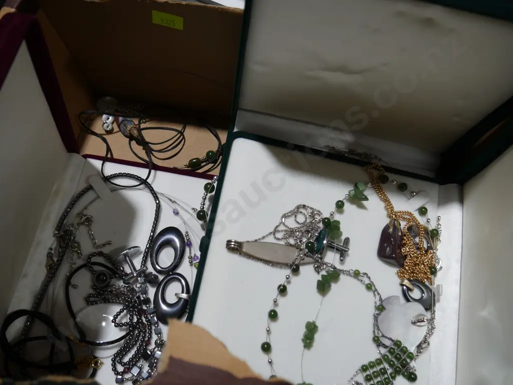 Costume jewellery in cases Image 1++
