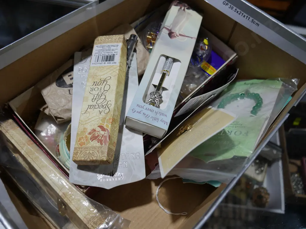 Craft supplies and nicknacks Image 1++