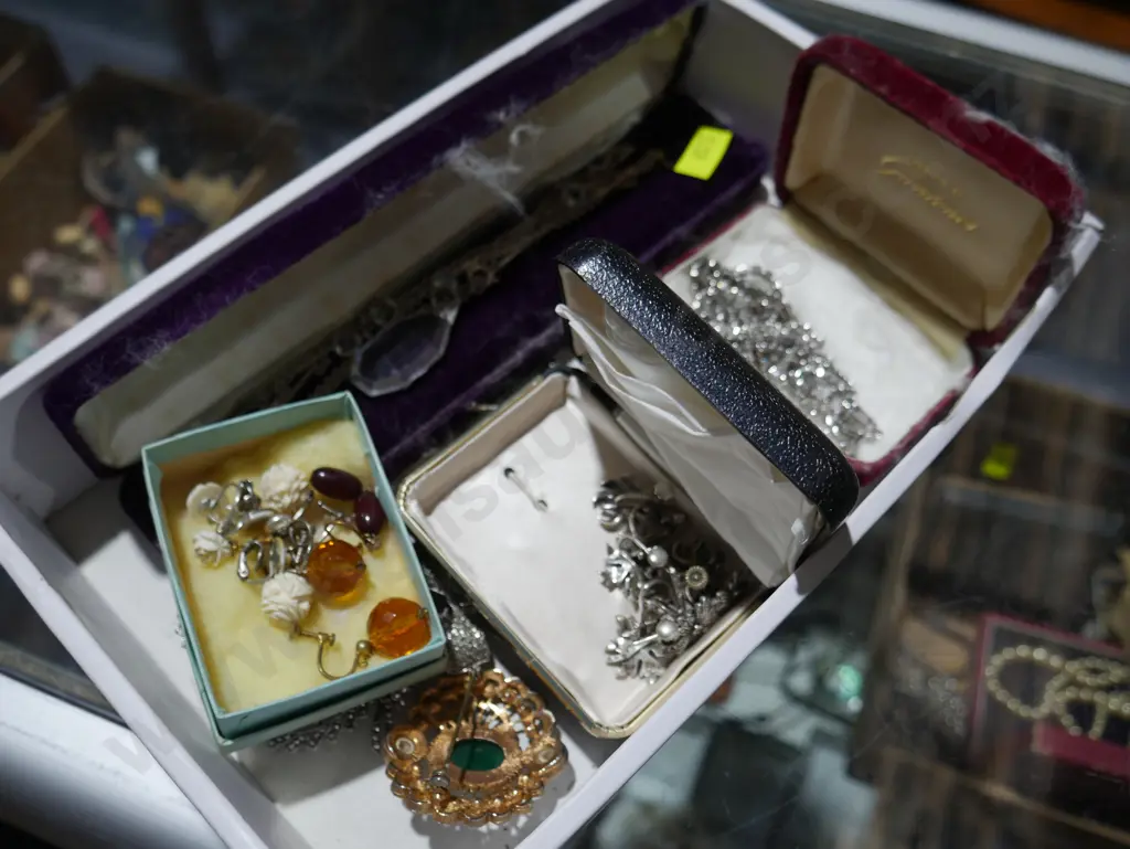 Costume jewellery Image 1++