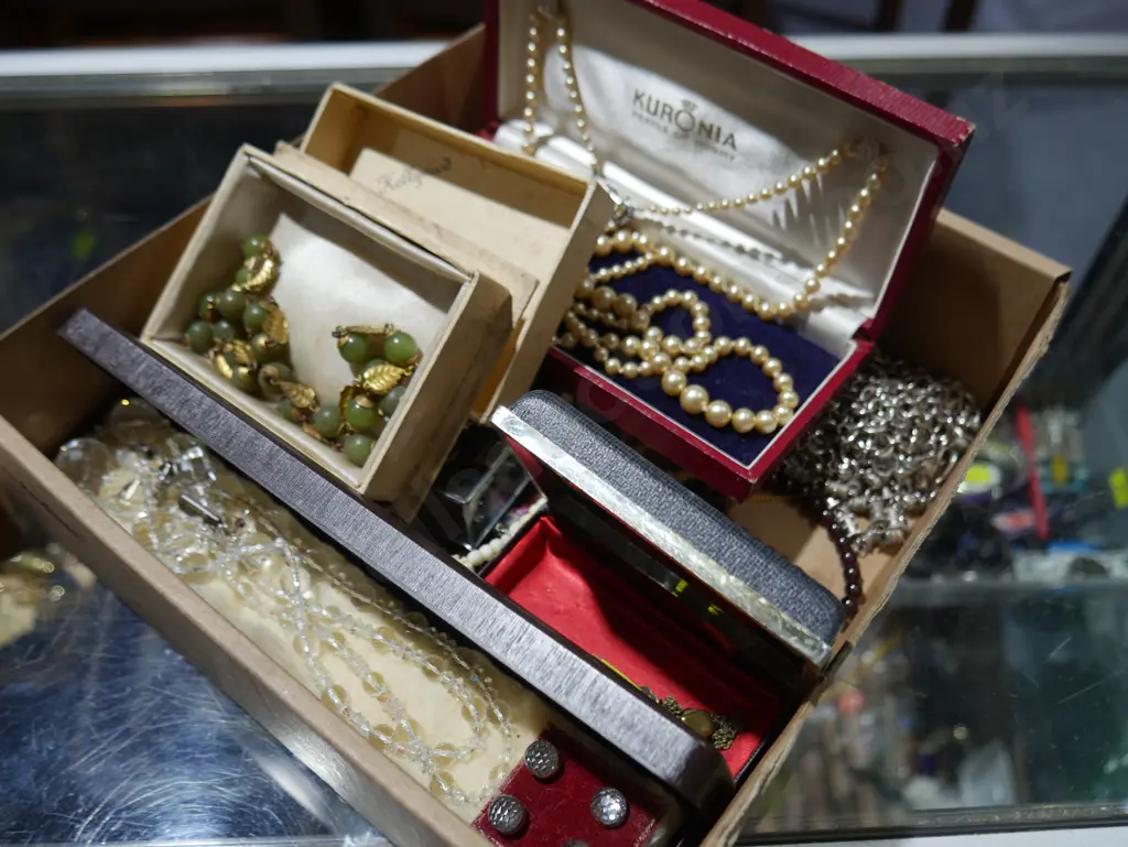 Costume jewellery Image 1++