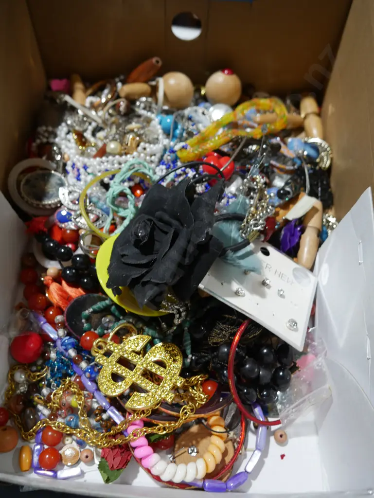 Costume jewellery Image 1++