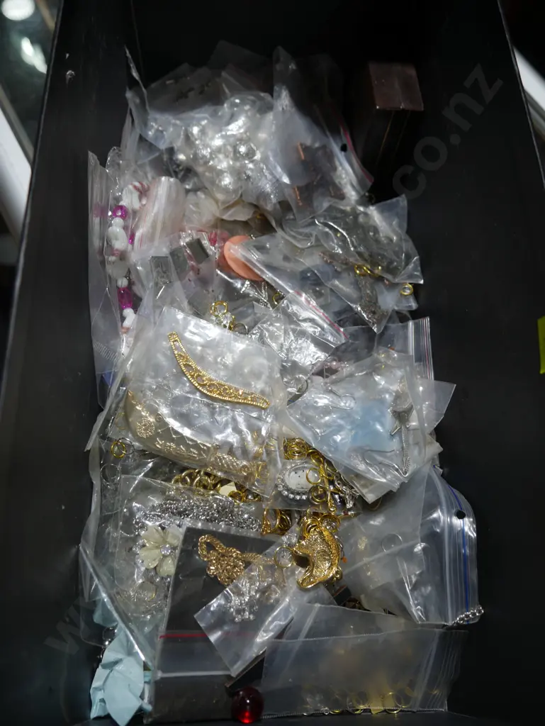 Costume jewellery Image 1++