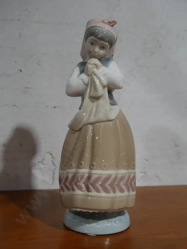 Lladro girl figurine Image 1++