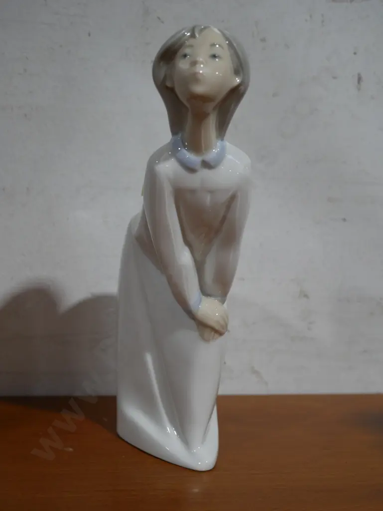 Lladro girl figurine Image 1++