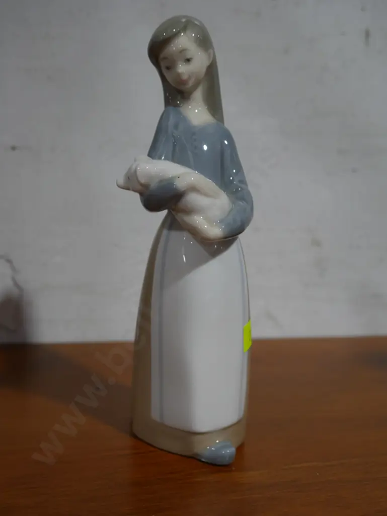Lladro girl figurine Image 1++
