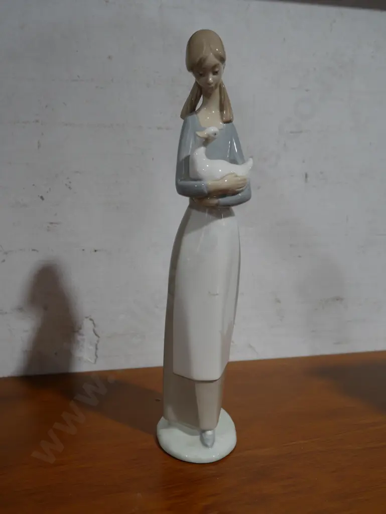 Lladro girl figurine Image 1++