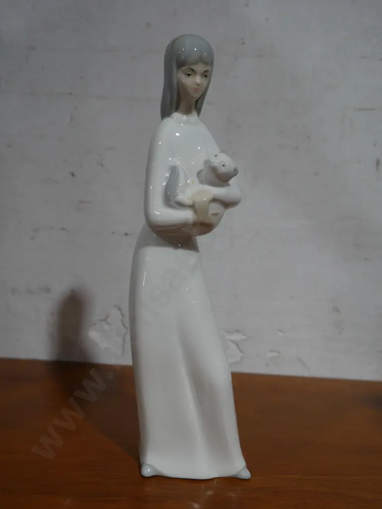 Lladro girl figurine Image 1++