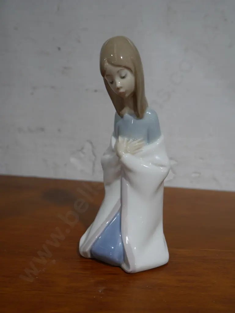 Lladro girl figurine Image 1++