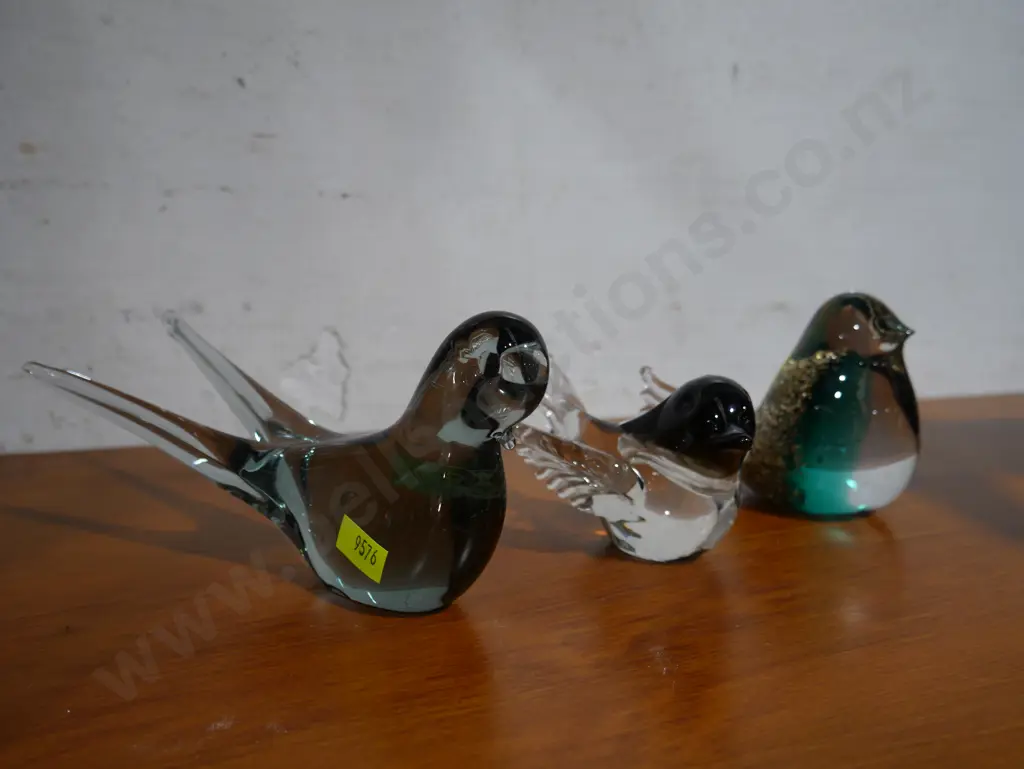 3 glass bird figures Image 1++