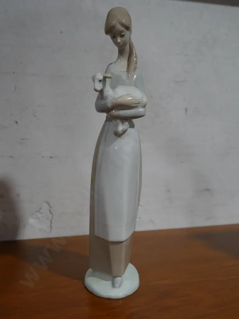 Lladro girl figurine Image 1++