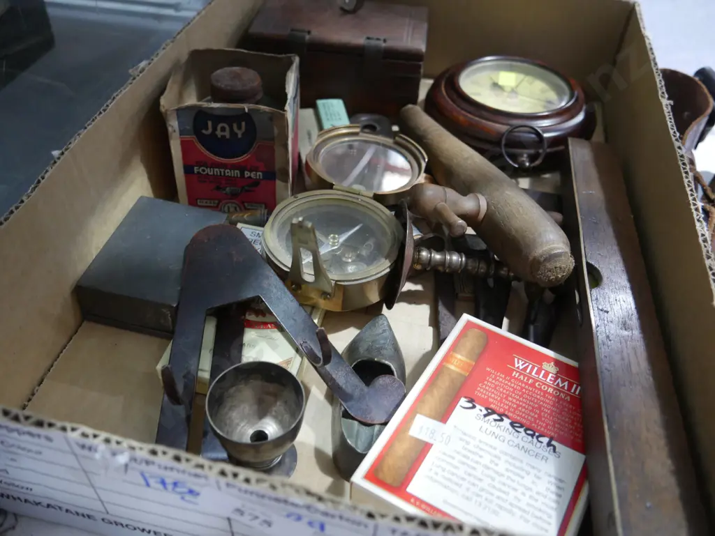Vintage collectables, compass, scissors et Image 1++