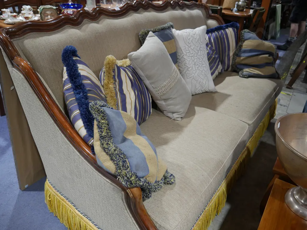 Large wood framed settee Image 1++
