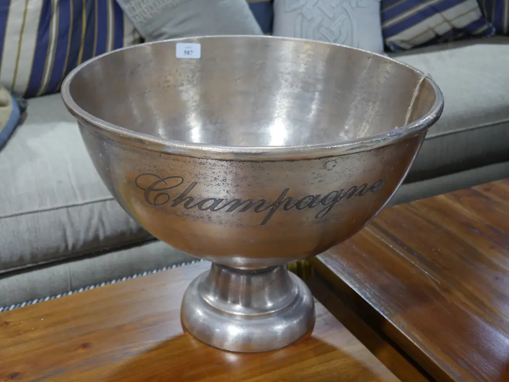 Very large champagne bowl Image 1++