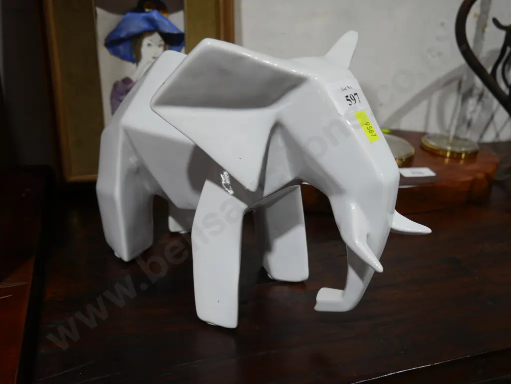 Elephant figurine Image 1++