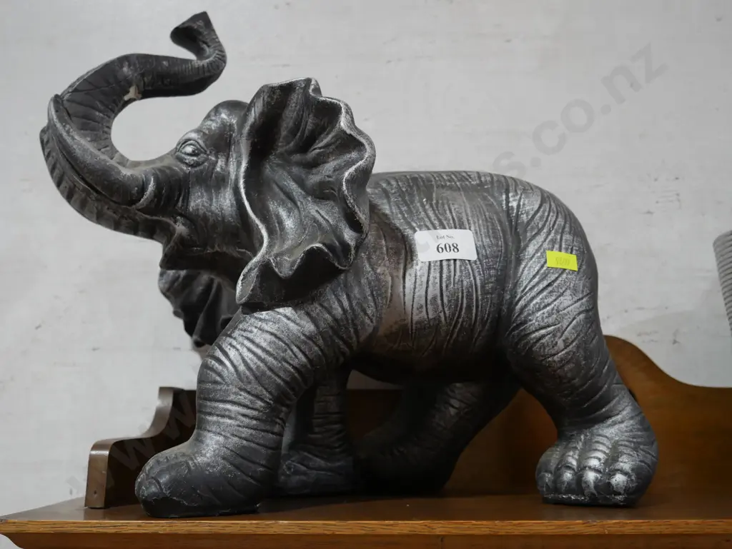 Elephant figurine Image 1++
