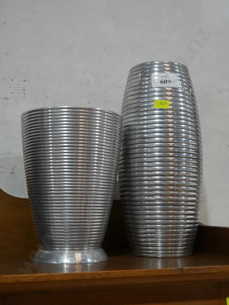 2 metal vases Image 1++