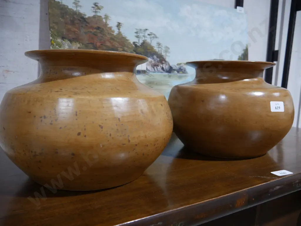 2 pottery vases Image 1++