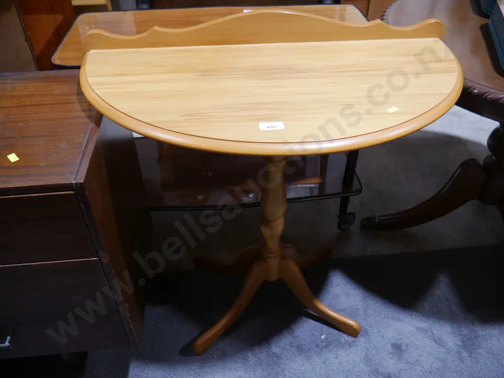Half round table Image 1++