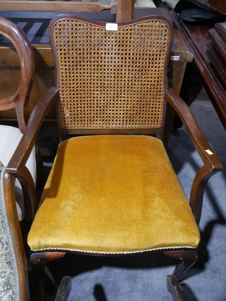 Elbow chair Image 1++