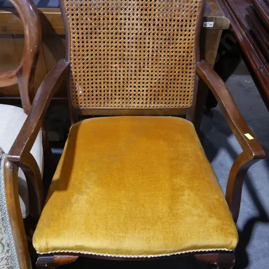 Elbow chair