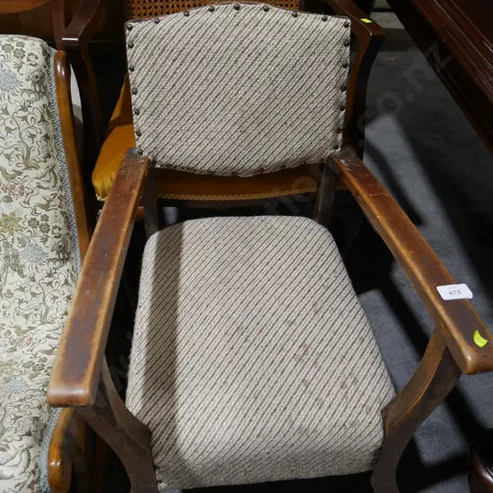 Elbow chair