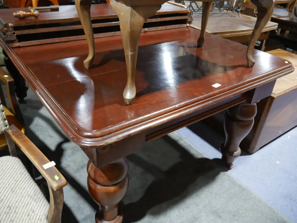 Turned leg dining table, three extra leaves and winder Image 1++