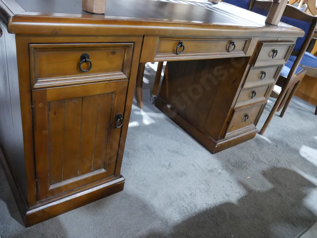 Twin pedestal writing desk Image 1++