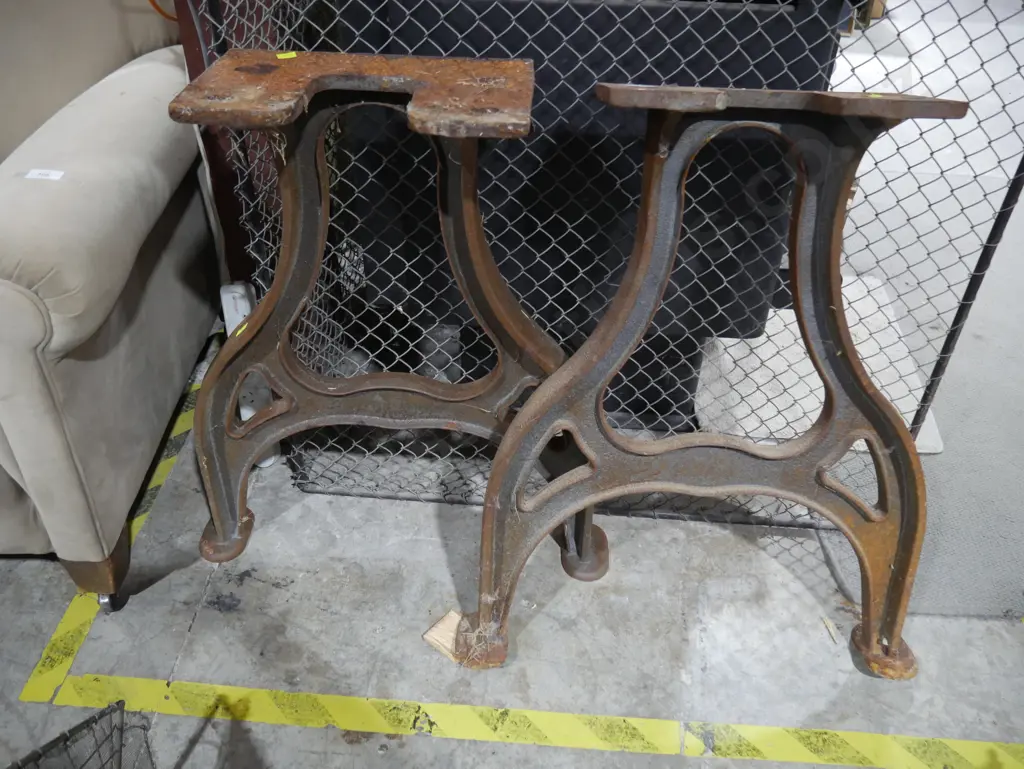 Cast metal legs Image 1++