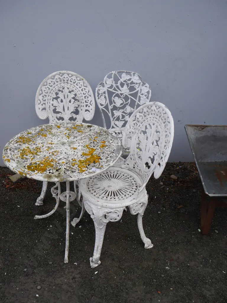 White metal garden table and 3 chairs Image 1++
