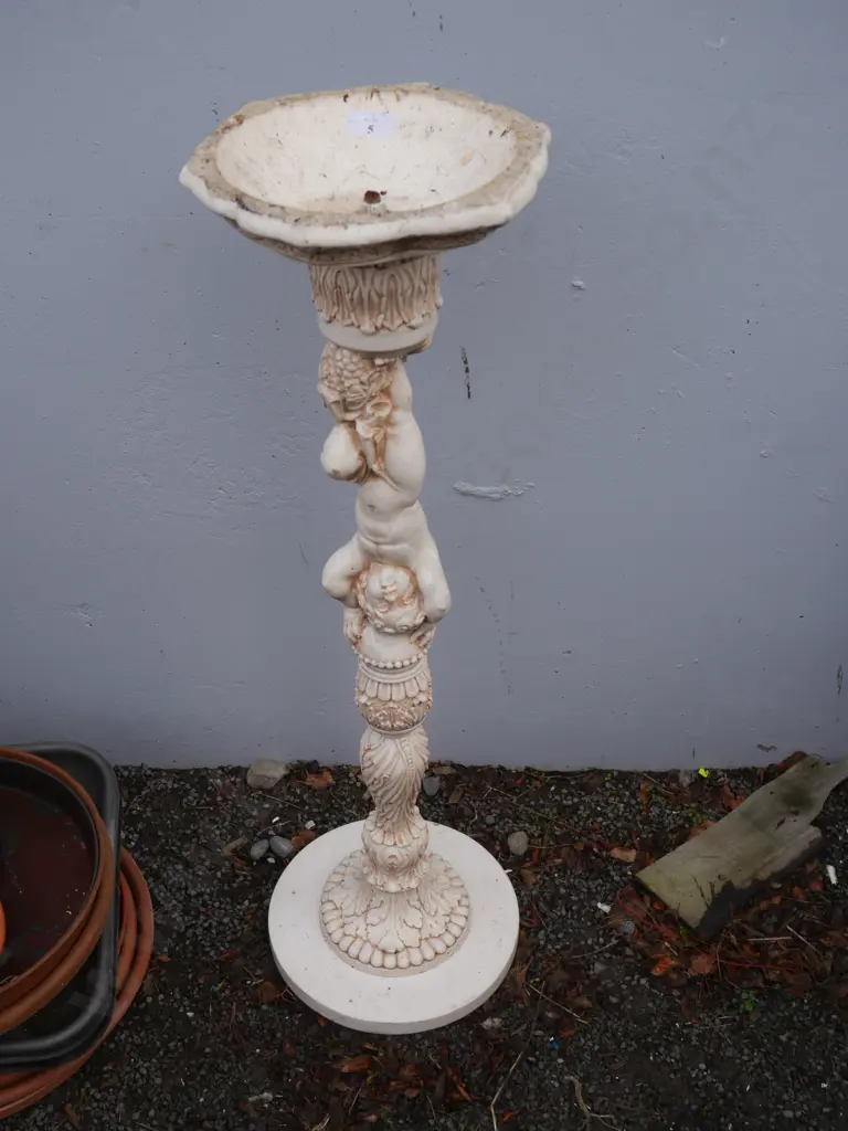 Pedestal water feature Image 1++