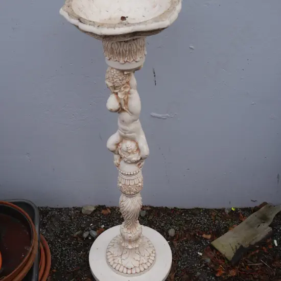 Pedestal water feature