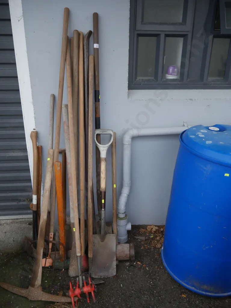 Assorted garden tools Image 1++