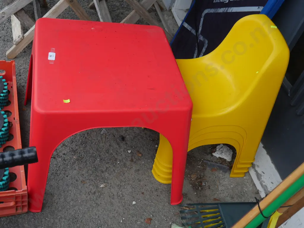 Plastic child's table and 4 seats Image 1++