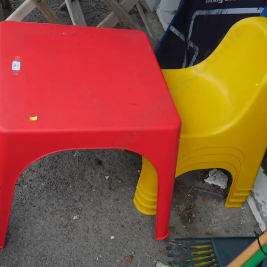 Plastic child's table and 4 seats