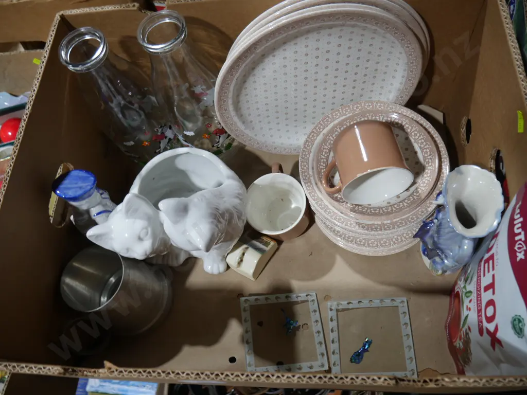 Crown Lynn dinnerware, milk bottles etc Image 1++